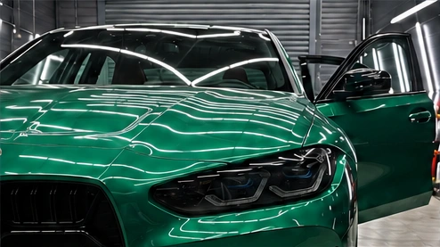 Зелёный BMW с цветной плёнкой